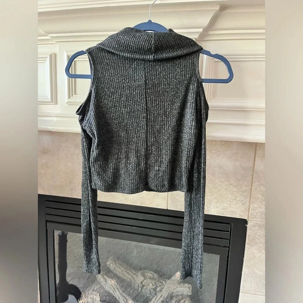Hollister Sweater Women's Grey Knit Turtleneck Cold Shoulder Crop Top Small - Picture 2 of 9